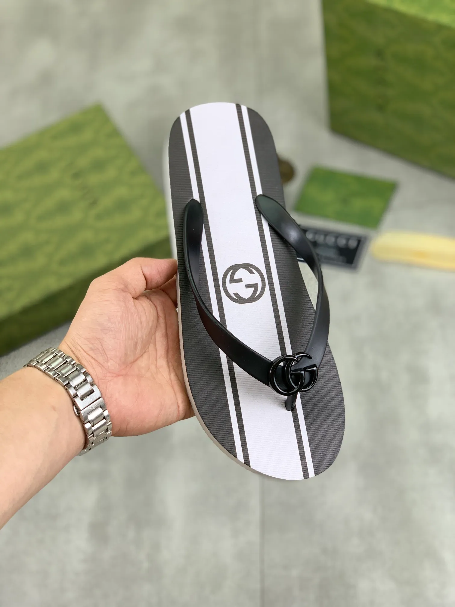 Men's men's shoes 💰P220💰【New style】🆘【GUCCI】Official website's popular Gucci adult couple 🧑‍🤝‍🧑 style, children's flip-flops are on sale at the counter simultaneously! Original fabric imported from Italy. Original bottom provided by the original factory. Size: Adult 36-45. Children’s size: 30-37. Multiple colors available.